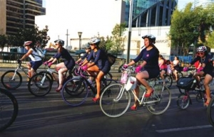 ī����300Ů�ԲμӴ��߸�Ь���л(ͼ)