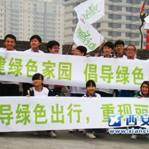 ��ʮ������Уѧ�ӳ�ǽ���г�����ɫ����(ͼ)